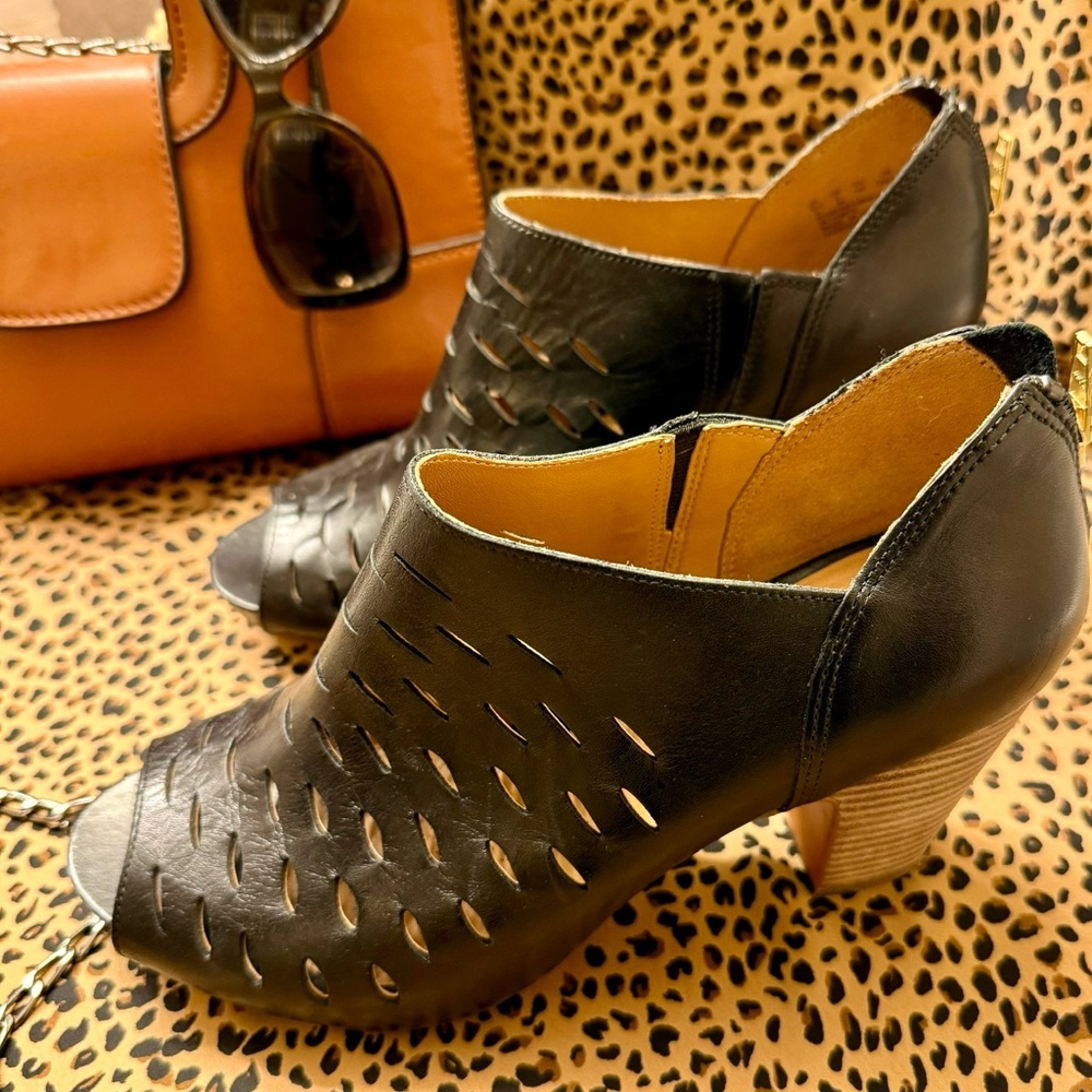 CLARKS OKENA BLACK LEATHER STACKED HEEL OPEN TOE SHOOTIES ANKLE BOOTS SHOES 9